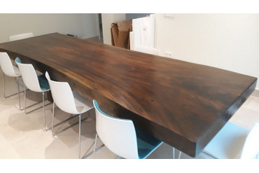 Realización de una mesa Suar madera redimensionamiento y pintura a petición de los clientes. 